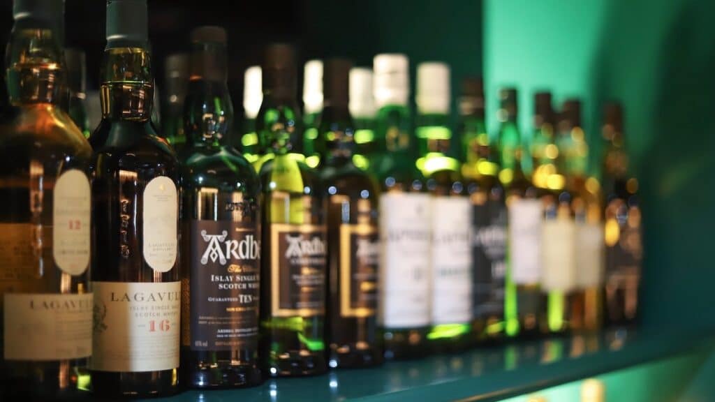 Whiskies alignés sur un bar