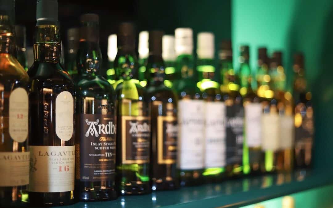 Whiskies alignés sur un bar
