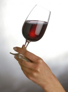 Verre de vin rouge incliné