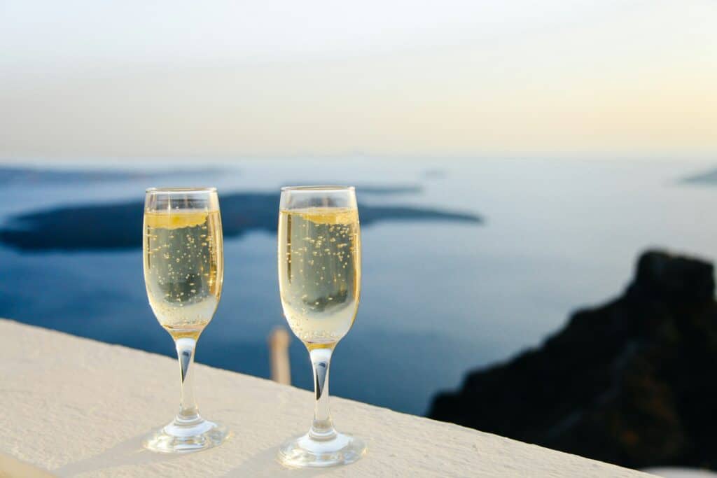 Verres de champagne devant un coucher de soleil