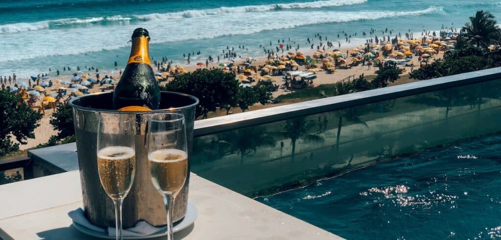 Bouteille et verres de champagne devant la plage