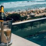 Bouteille et verres de champagne devant la plage