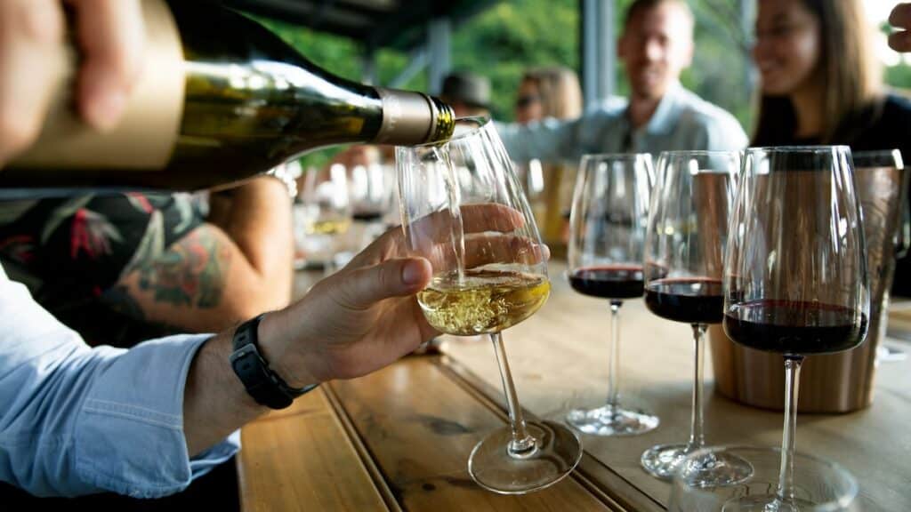 Personne servant du vin dans un verre
