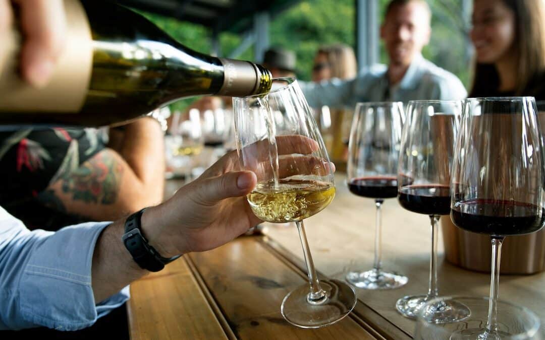 Personne servant du vin dans un verre