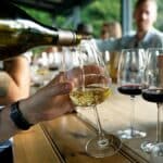 Personne servant du vin dans un verre