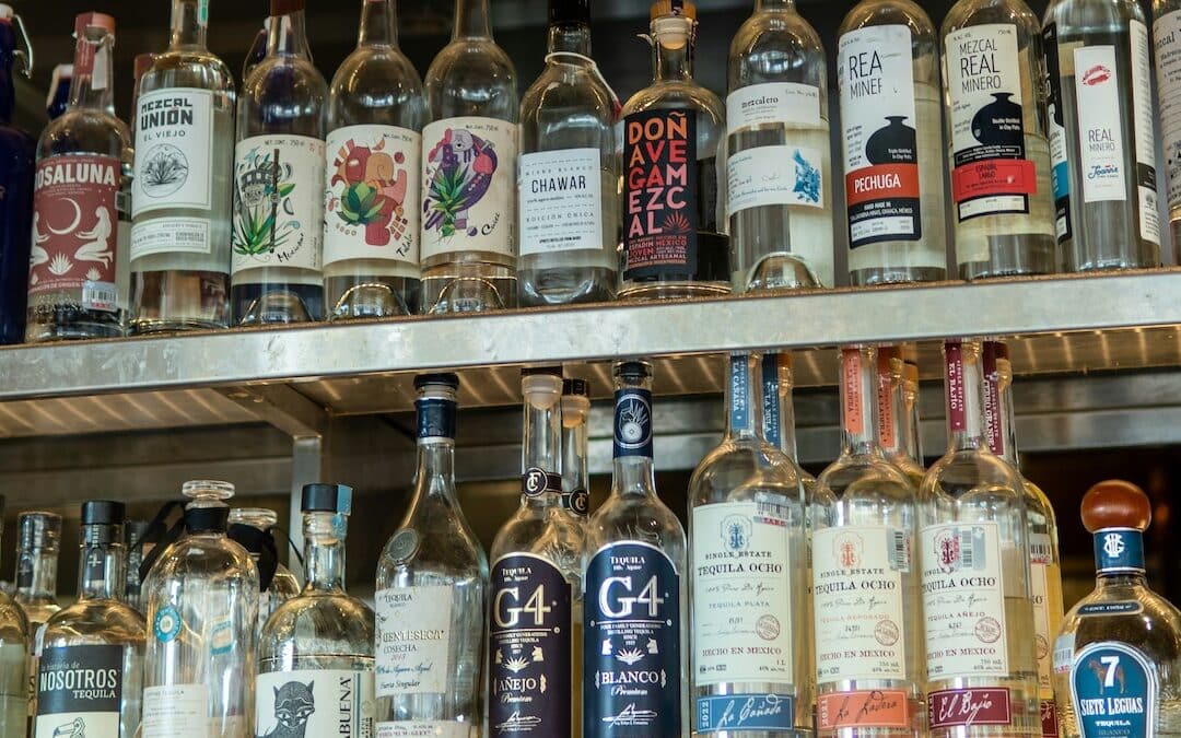 Bouteilles de tequila et mezcal dans un bar