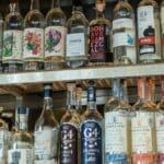 Bouteilles de tequila et mezcal dans un bar