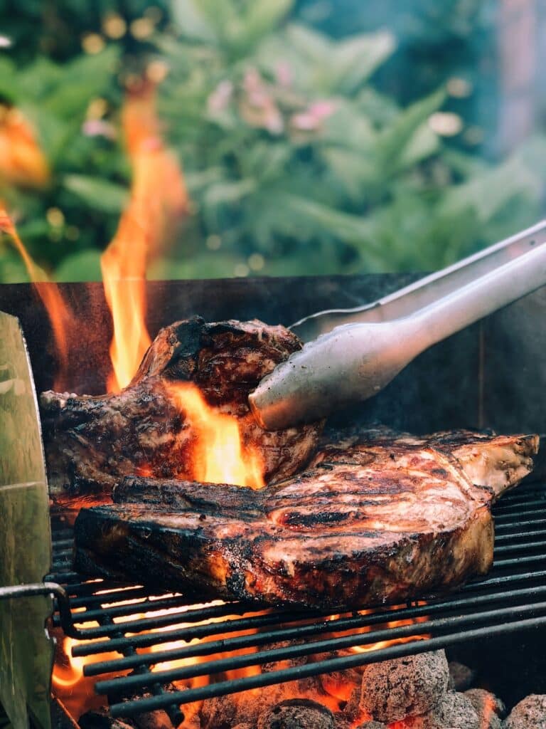 Côte de boeuf avec pince à barbecue