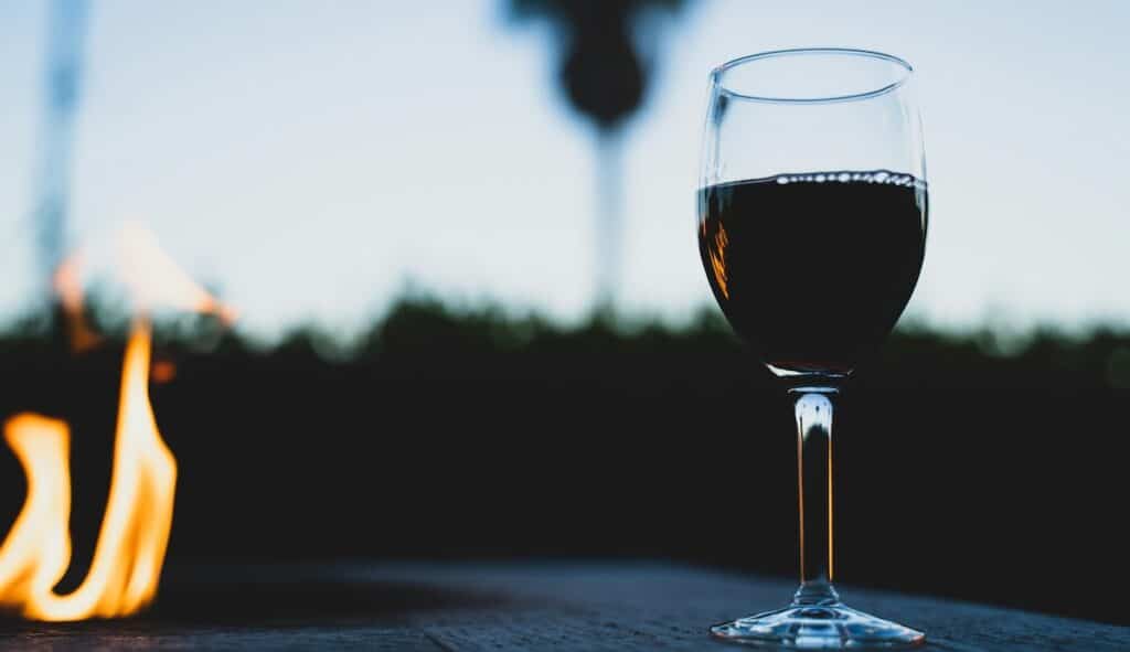 Verre de vin à côté d'un barbecue