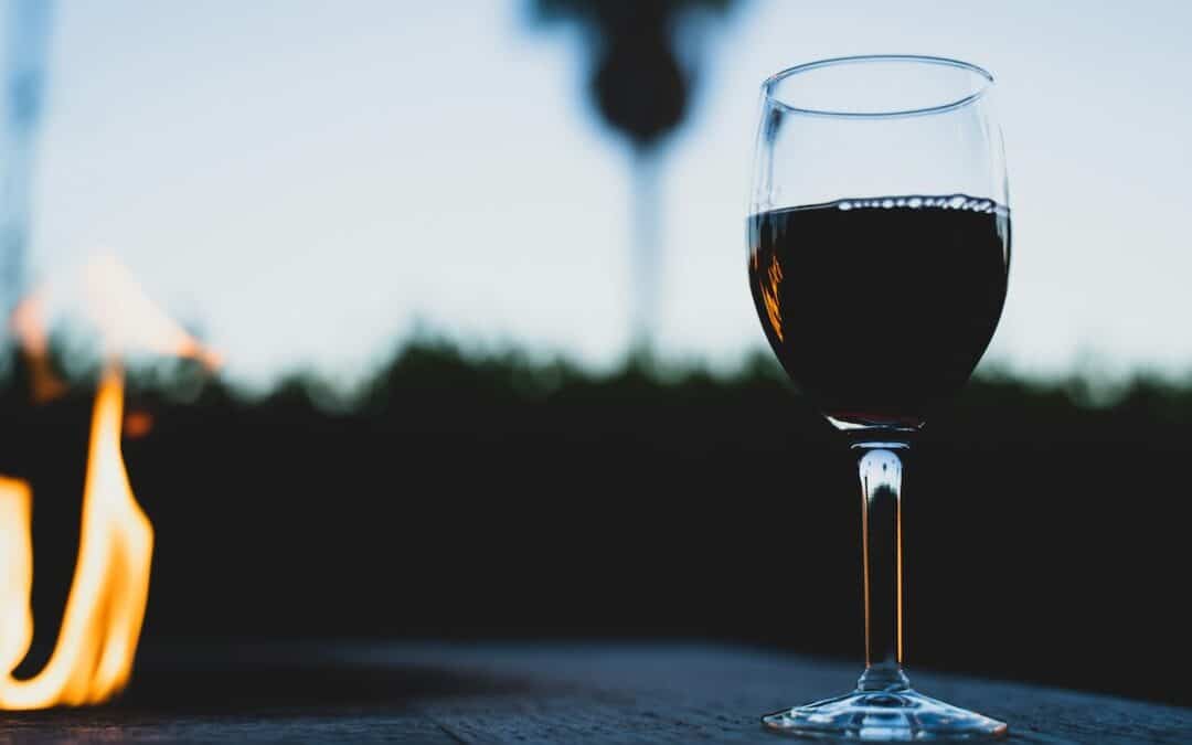 Verre de vin à côté d'un barbecue