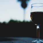 Verre de vin à côté d'un barbecue