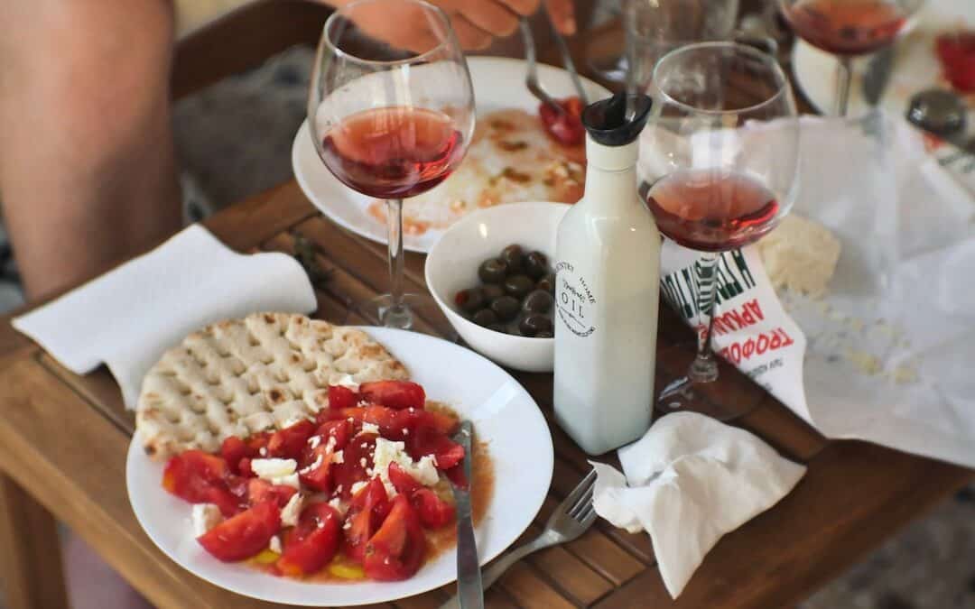 Vin rouge léger à boire frais : cinsault, trousseau, grolleau et les cépages de soif de l&rsquo;été