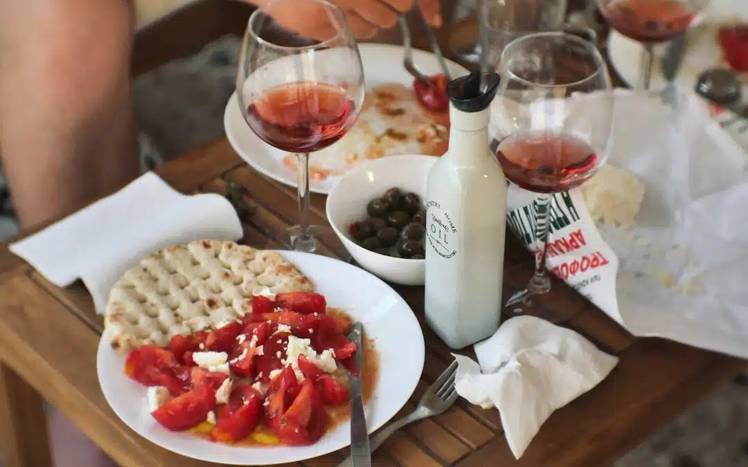 Vin rouge léger à boire frais : cinsault, trousseau, grolleau et les cépages de soif de l&rsquo;été