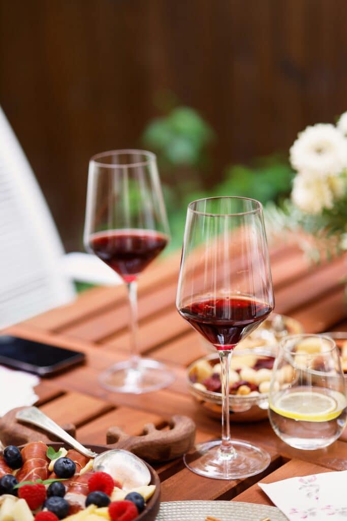 Vins sur une table en été